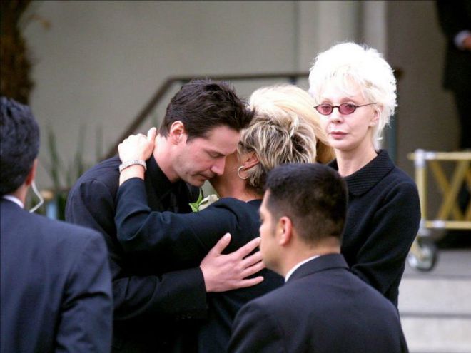 Кеану Ривз на похоронах Дженнифер