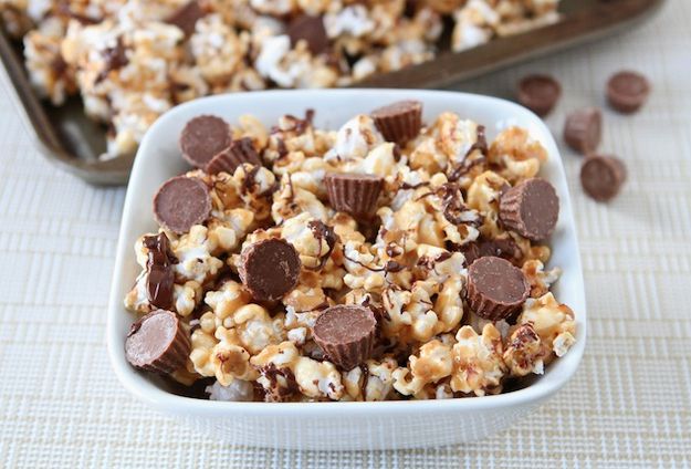 Popcorn dengan gula-gula coklat