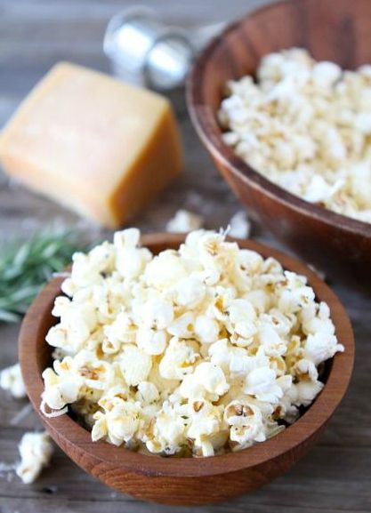 Popcorn dengan bawang putih dan parmesan