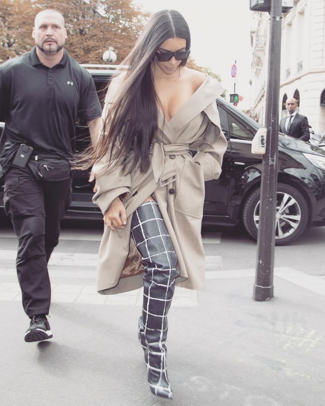 kim kardashian dalam minggu fesyen di jackboots dan baju hujan