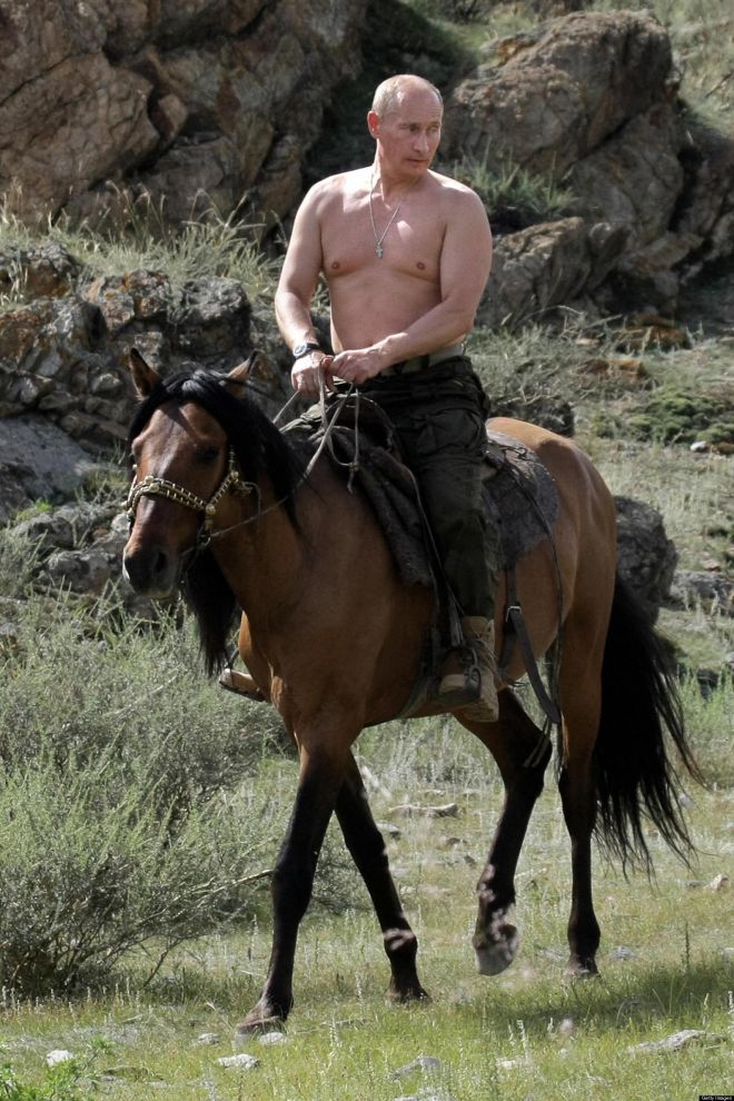 Putin menunggang kuda