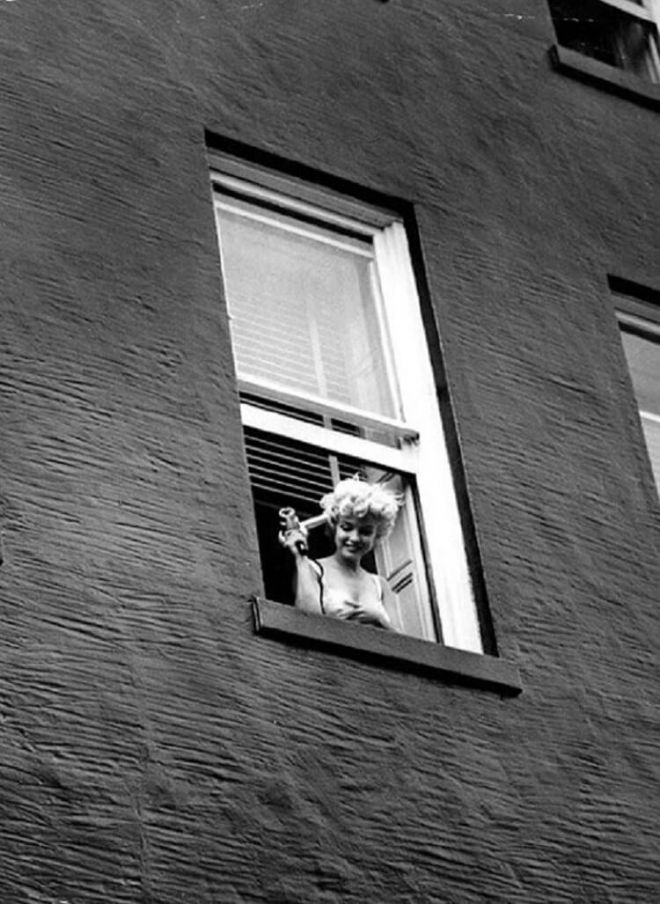 Marilyn fa capolino dalla finestra