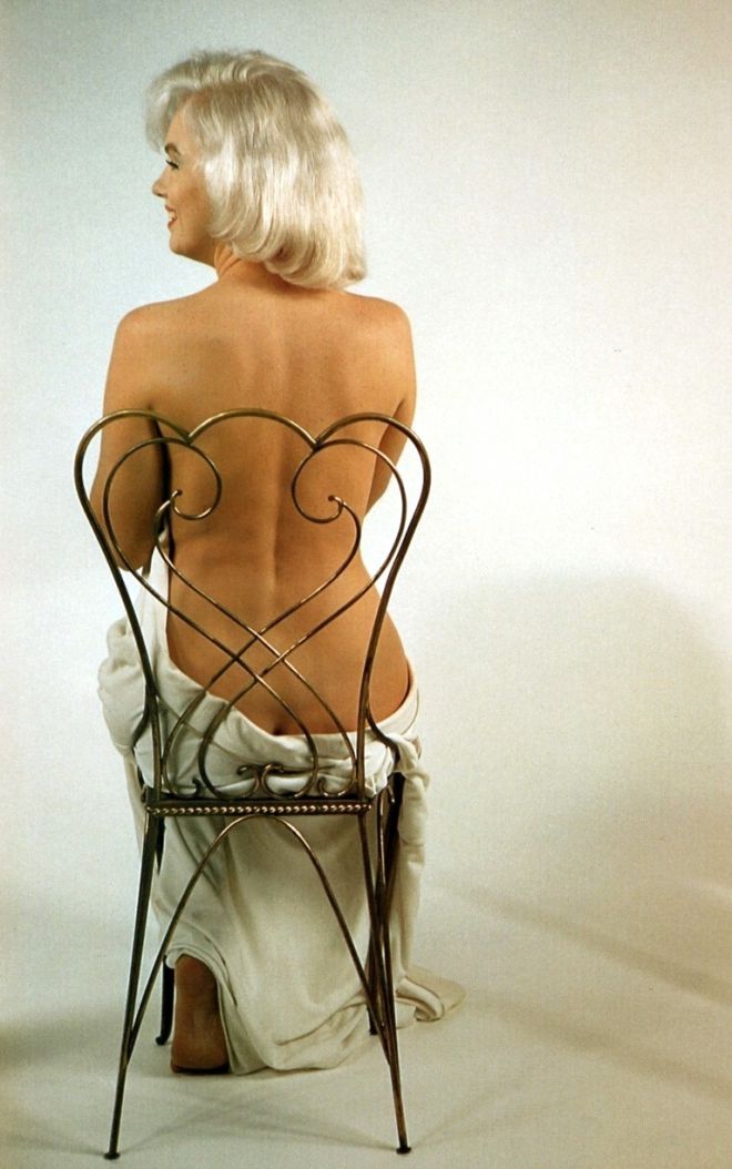 Marilyn seminuda su una sedia