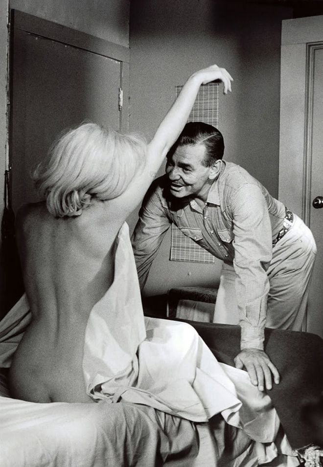 Marilyn seminuda con un uomo
