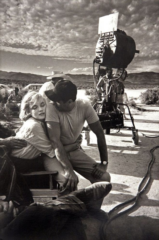 Marilyn in un abbraccio con un uomo sul set