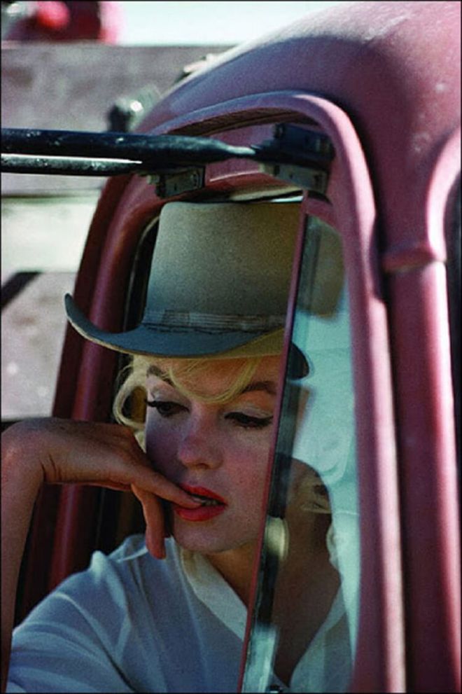 Marilyn in un cappello fa capolino dalla macchina