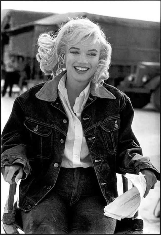 Marilyn si siede su una sedia con una sceneggiatura