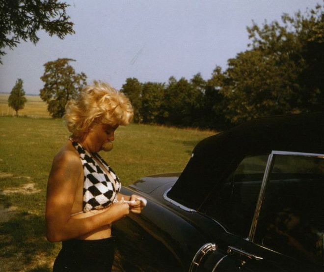 Marilyn alla macchina sul prato
