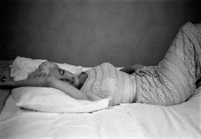 Marilyn in un vestito è sdraiata sul letto
