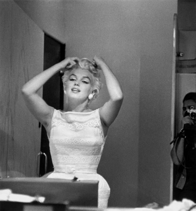 Marilyn si raddrizza i capelli