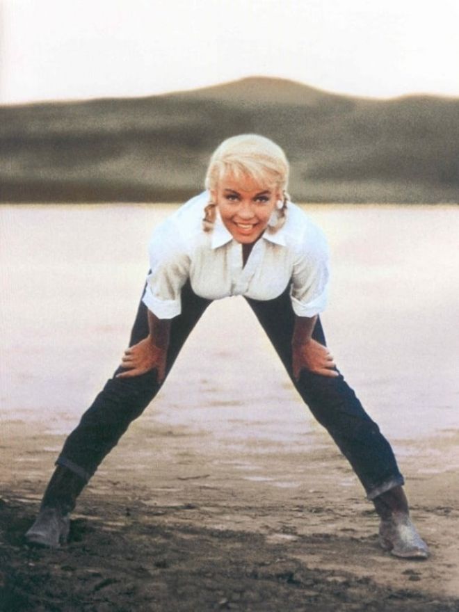 Marilyn con le treccine sulla spiaggia