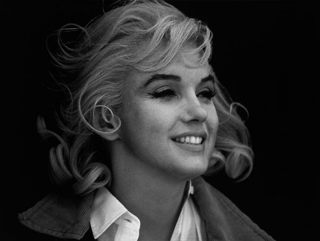 Bella Marilyn su uno sfondo scuro
