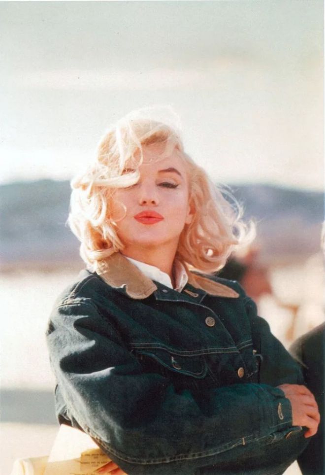 I capelli di Marilyn si sviluppano nel vento