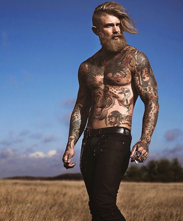 Uomo barbuto con un tatuaggio