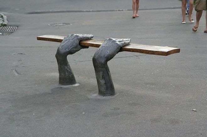 Необычная скамейка в украинской столице