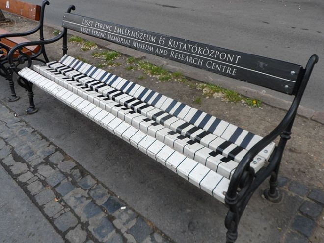 Скамейка-пианино на улочках Будапешта