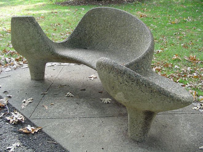 Монументальные бетонные скамьи в ботаническом саду Бронкса (район Нью-Йорка)