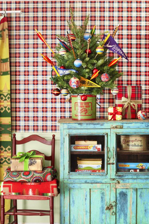 Pokok natal di atas almari