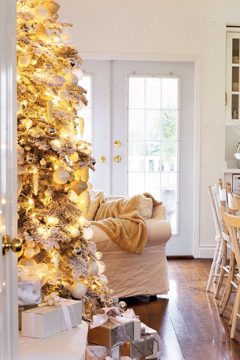 Pokok natal putih dan emas