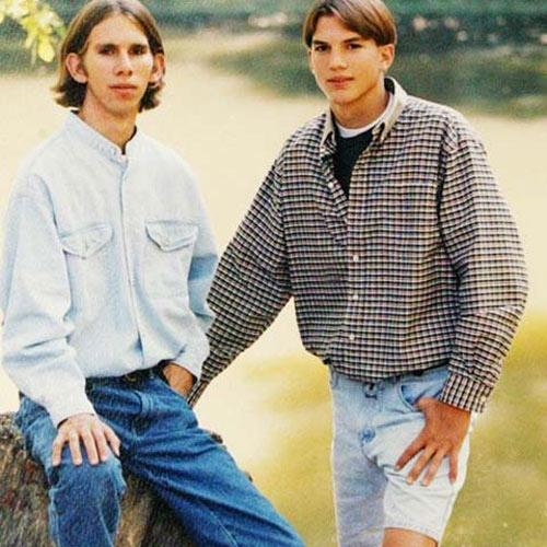 Ashton Kutcher mempunyai saudara kembar