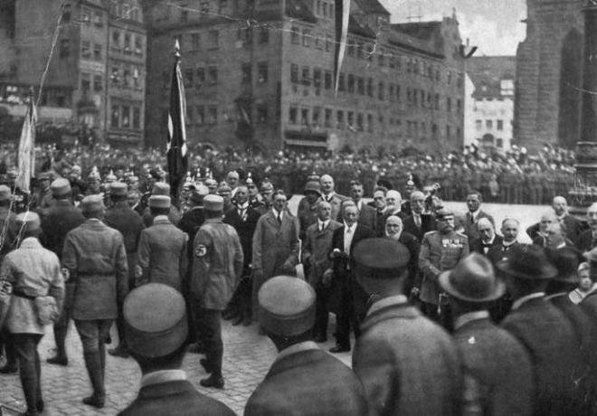 Адольф Гитлер на митинге в Нюрнберге