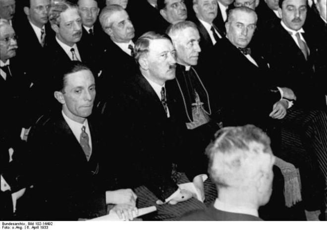 Гитлер и Геббельс на прессконференции в Берлине.