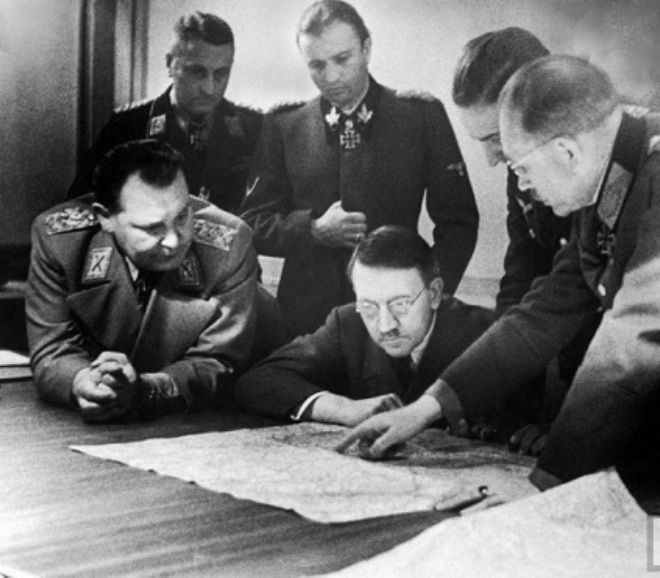 Hitleris diskusijoje dėl Ardėnų operacijos