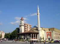 Scanderberg Square, kapel dan masjid