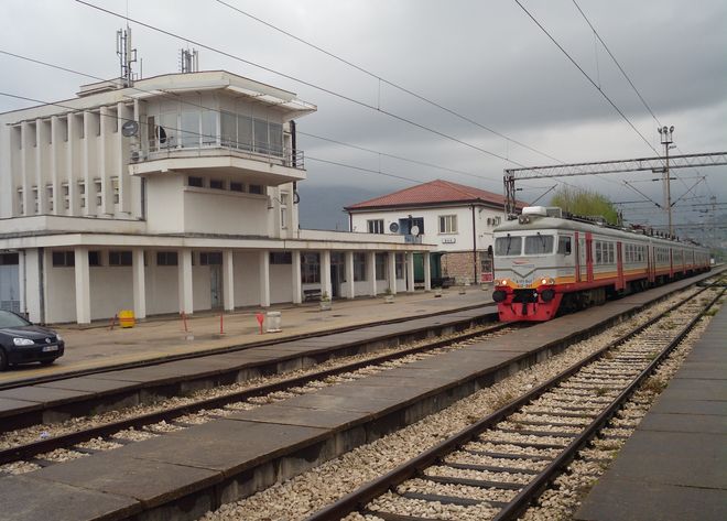 バーの鉄道駅