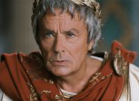 Alain Delon sebagai Caesar