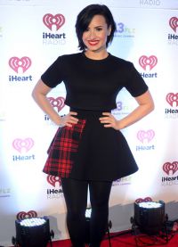 Demi Lovato dalam gaun hitam