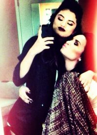 Demi Lovato dan Selena Gomez