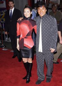 Jackie Chan bersama isterinya
