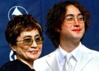 Yoko Ono ir Seanas Lennonas yra John Lennon sūnus
