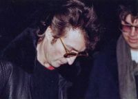 John'as Lennonas autografuoja savo žudikui Marką Chapmaną