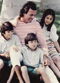 Enrique Iglesias bersama keluarganya