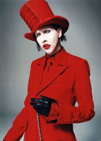 Marilyn Manson dalam pakaian pentas