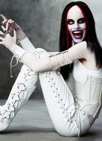 Marilyn Manson dalam kostum putih panggung