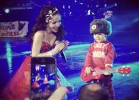 Natalia Oreiro bersama anaknya Merlin pada konsert di Moscow Kremlin