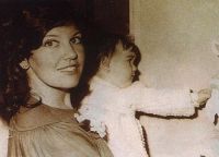 Little Natalia Oreiro dengan ibunya