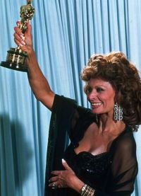 Sophia Loren yra pirmoji užsienio aktorė, kuri gaus 