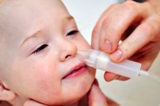 che trattare un naso che cola in un bambino di 6 mesi