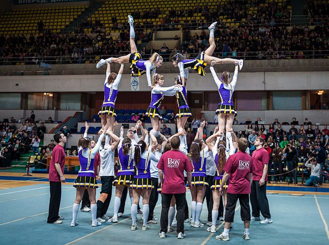 cheerleading piramid