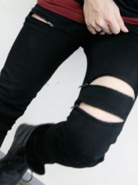 Jeans hitam dengan lubang di lap6