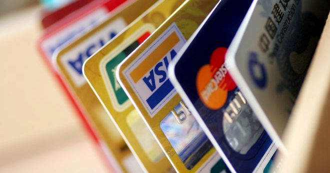 Apakah kad debit dan bagaimana kad debit berbeza daripada kad kredit?