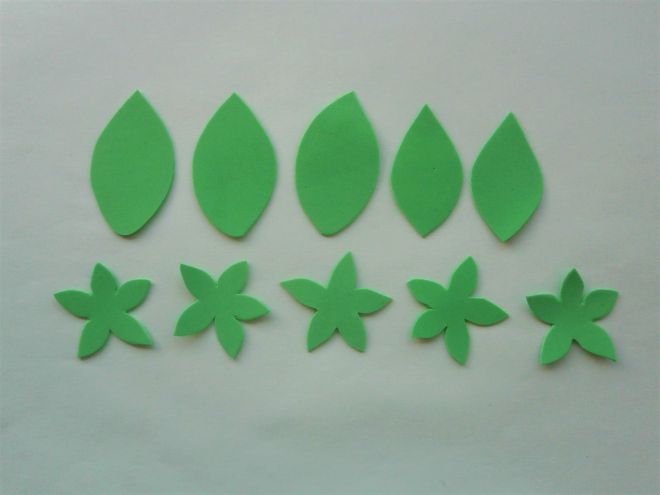 вырежем листья и чашелистики из зеленого фоамирана
