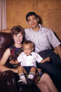 Bruce Lee con sua moglie e suo figlio piccolo