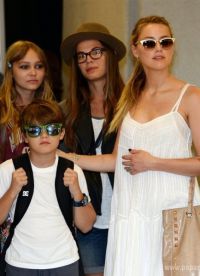 Kekasih Johnny Depp Amber Hurd bersama anak-anaknya
