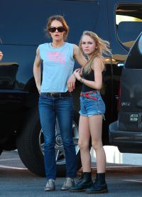 Bekas isteri Johnny Depp Vanessa Parady bersama anak perempuannya