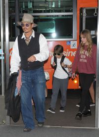 Johnny Depp bersama anaknya Jack Christopher dan anak perempuan Lily-Rose